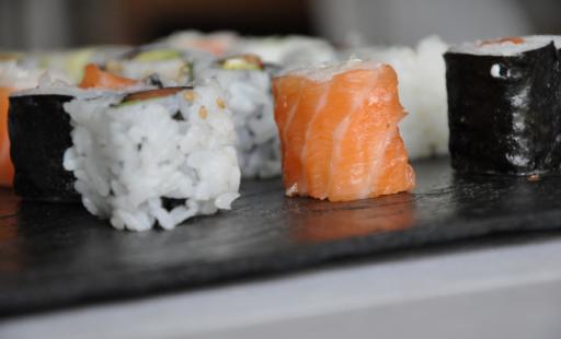 Assiette  sushis  en ardoise naturelle, Design made in Terre