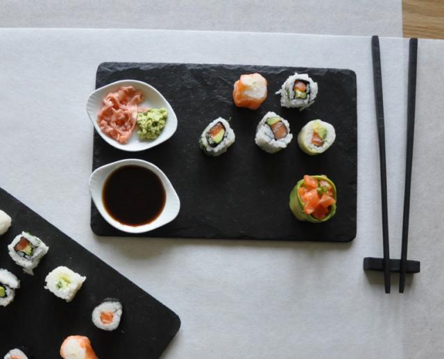 Service a sushis en ardoise naturelle, Design made in Terre