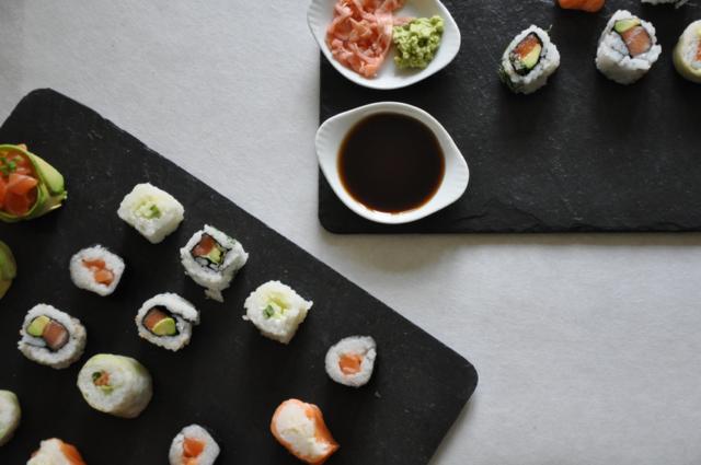 Service a sushis en ardoise naturelle, Design made in Terre